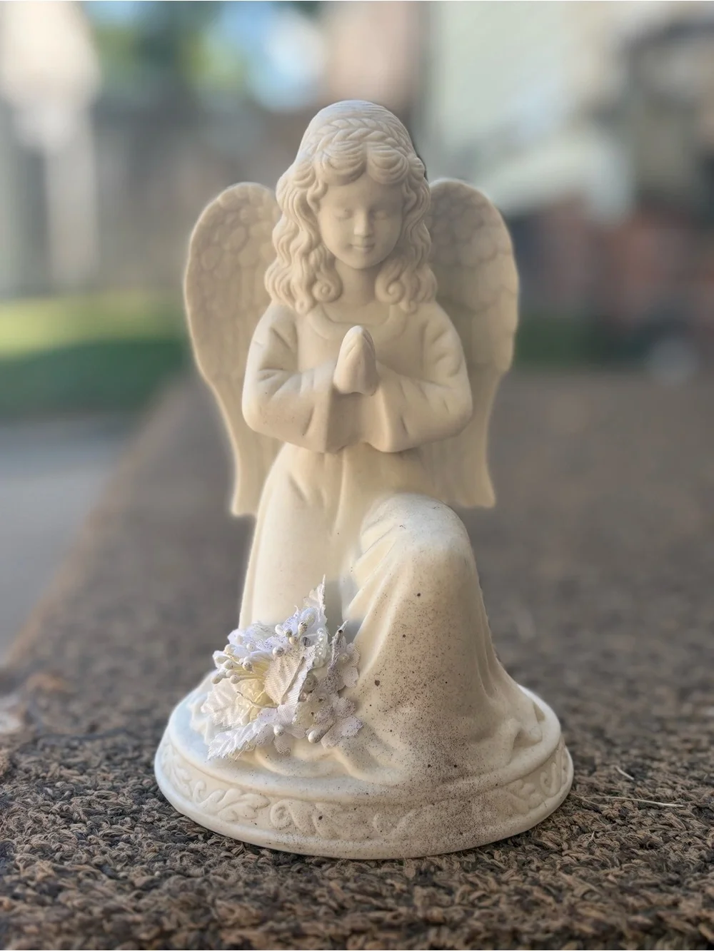 Cream Angel Figurine Set — Peaceful Kneeling Statues for Home Decor
